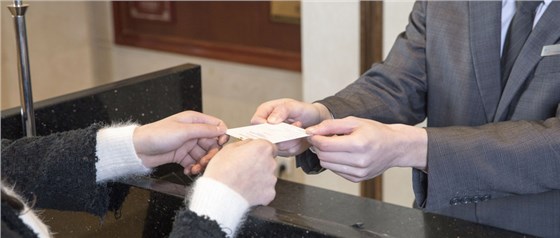 摄图网_501203445_wx_旅馆效劳员为客户办理入。ㄆ笠瞪逃茫